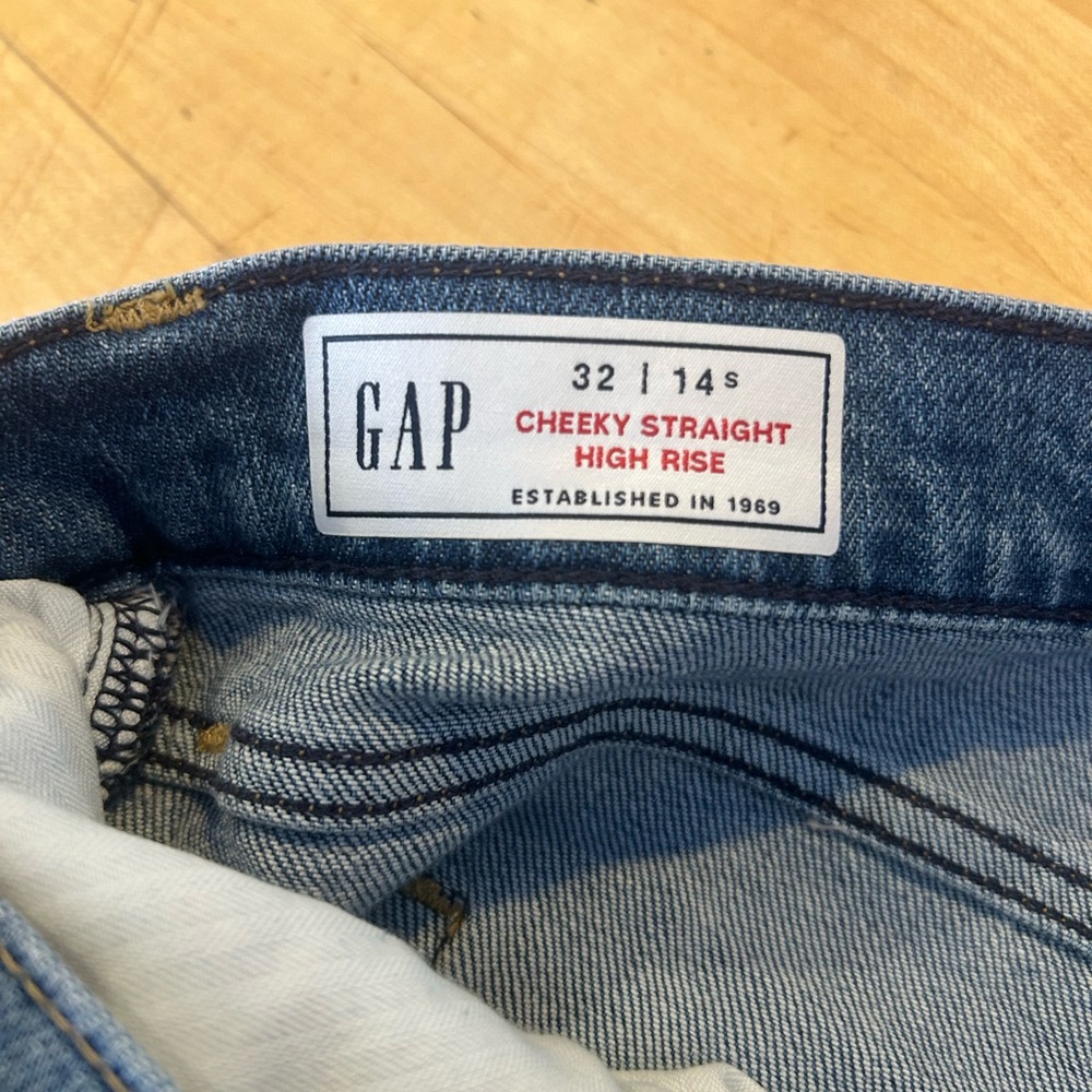 Gap Cheeky Straight High Rise
Size 32/14
Ankle crop - Picture 2 of 2